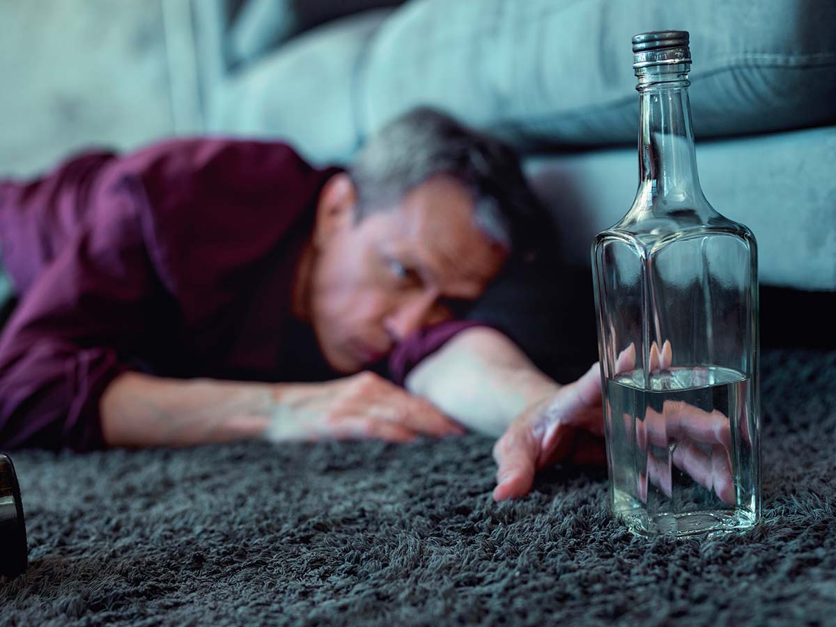 Алкогольное отравление - симптомы и первая помощь дома
