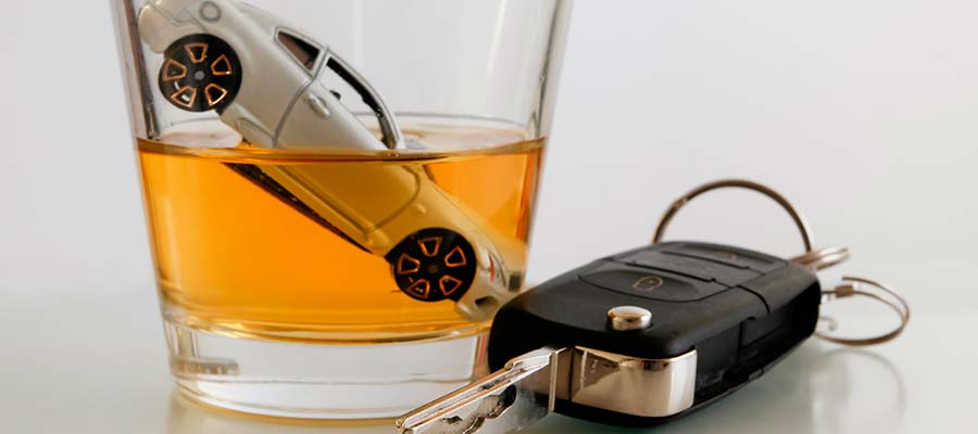 игрушечная машинка в стакане алкоголя и ключи от машины